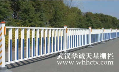 新品防眩板車(chē)道隔離護(hù)欄 提升道路安全與效率的圍欄設(shè)施